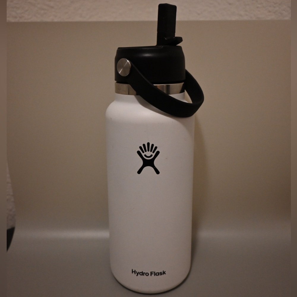White hydroflask with straw lid